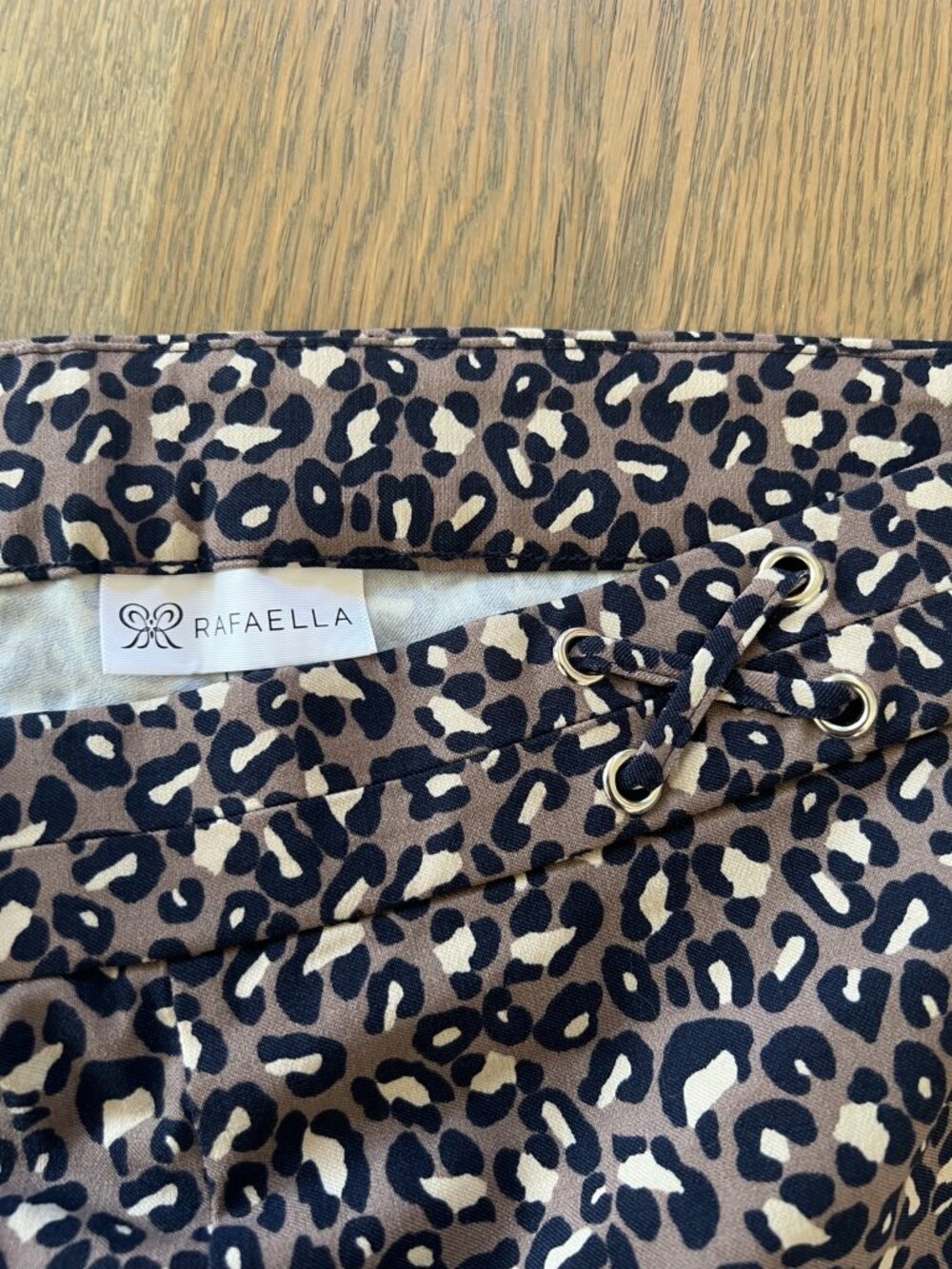 Rafaella Leopard Print Fitted Capri Pants Size 8 Y2K Animal Print Stretch - Picture 5 of 6